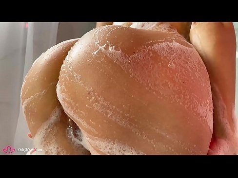 ❤️ Brunete masturbē makstiņu ar vibratoru līdz intensīvam orgasmam dušā ️ Tik porno pie mums
