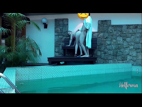 ❤️ Boss uzaicina kalponi uz baseinu, bet nevarēja pretoties karstu ️ Tik porno pie mums