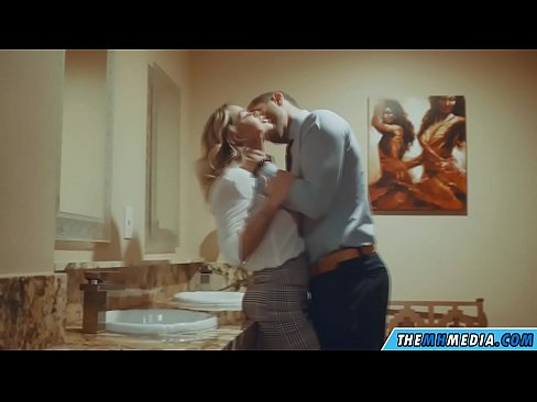 ❤️ Kad krūtiska blondīne pavedina tevi publiskā tualetē ️ Tik porno pie mums